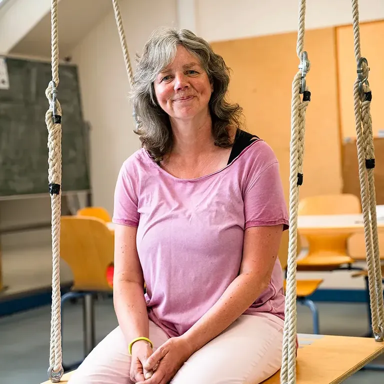 zeigt die Ergotherapeutin Frau Narjes in den Therapieräumen der Schule Luba.