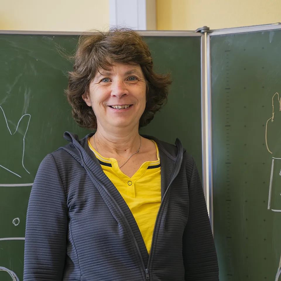 zeigt die Lehrerin frau krieger der Lukas-Backmeister-Schule.