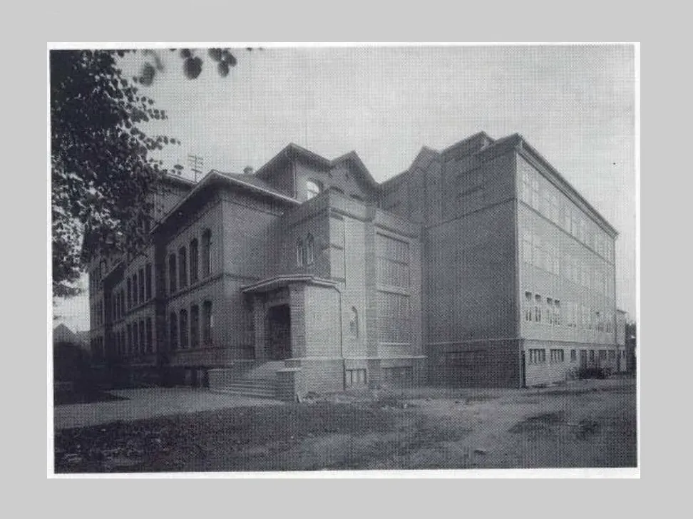 zeigt die Turnhalle von 1928 und weitere Anbauten der Lukas Backmeister Schule