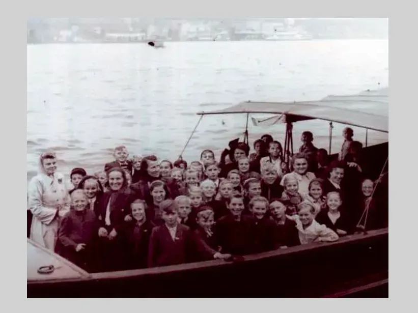 zeigt eine Grundschulklasse aus dem Jahr 1930.