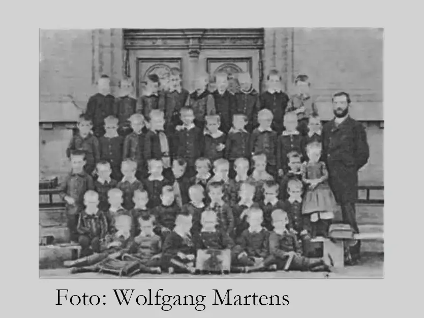 zeigt ein altes Klassenfoto aus dem Jahre 1889 der Lukas Backmeister Schule