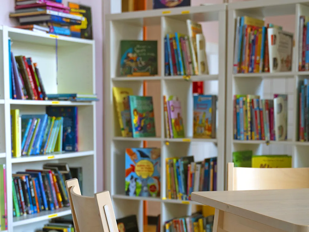 zeigt die Kinderbibliothek der Lukas-Backmeister-Schule.