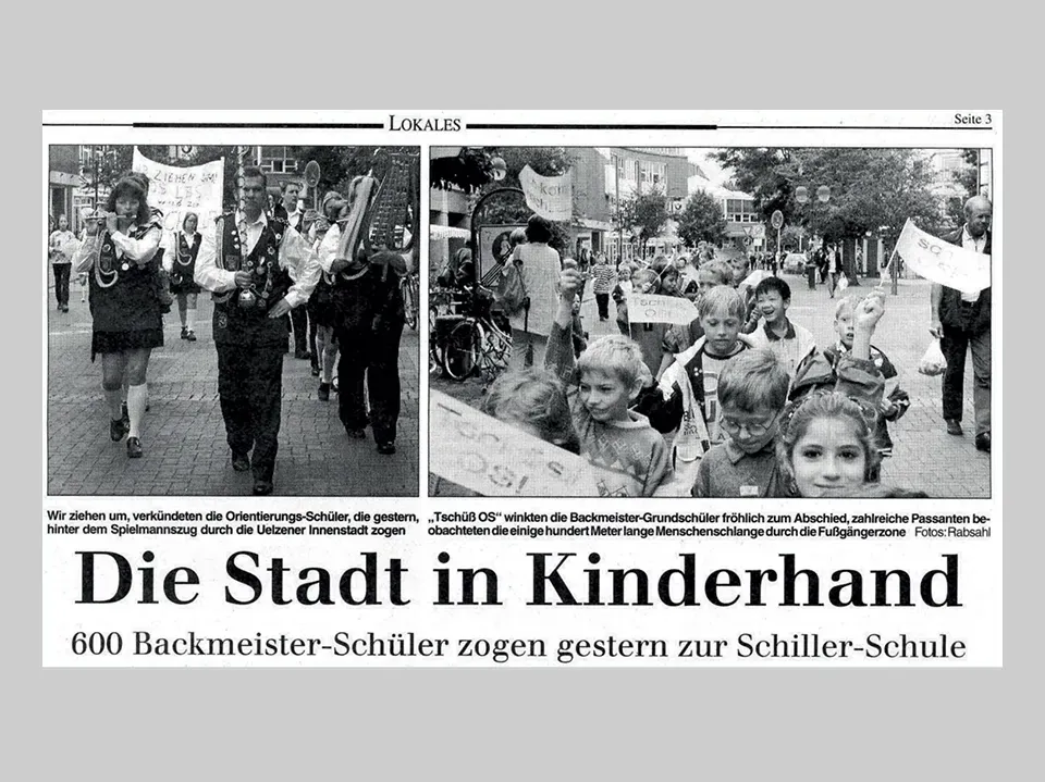 eigt einen Zeitungsausschnitt, der von dem Umzug der Lukas Backmeister-Schüler in die Schiller-Schule spricht. Der Titel lautet »Die Stadt in Kinderhand