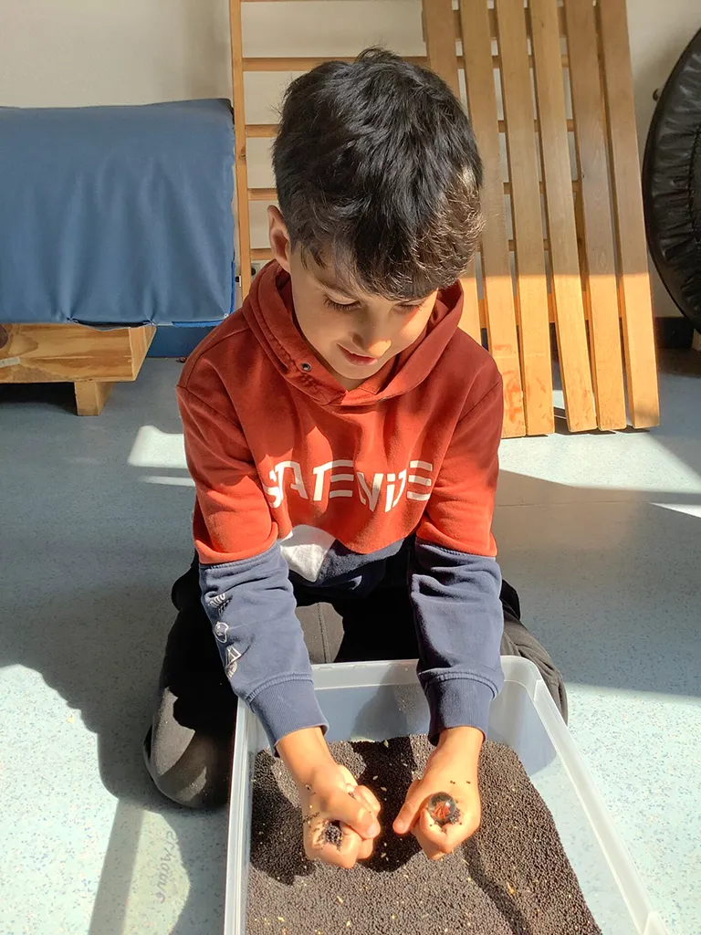 eigt ein Kind in den Therapieräumen der Ergotherapie.