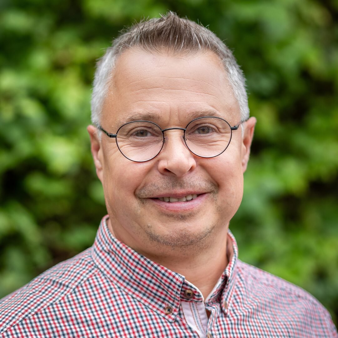 Zeigt den Lehrer Herr März der Lukas-Backmeister-Schule.