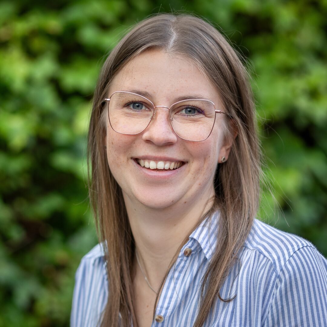zeigt die Lehrerin Frau Tetzlaff der Lukas-Backmeister-Schule.