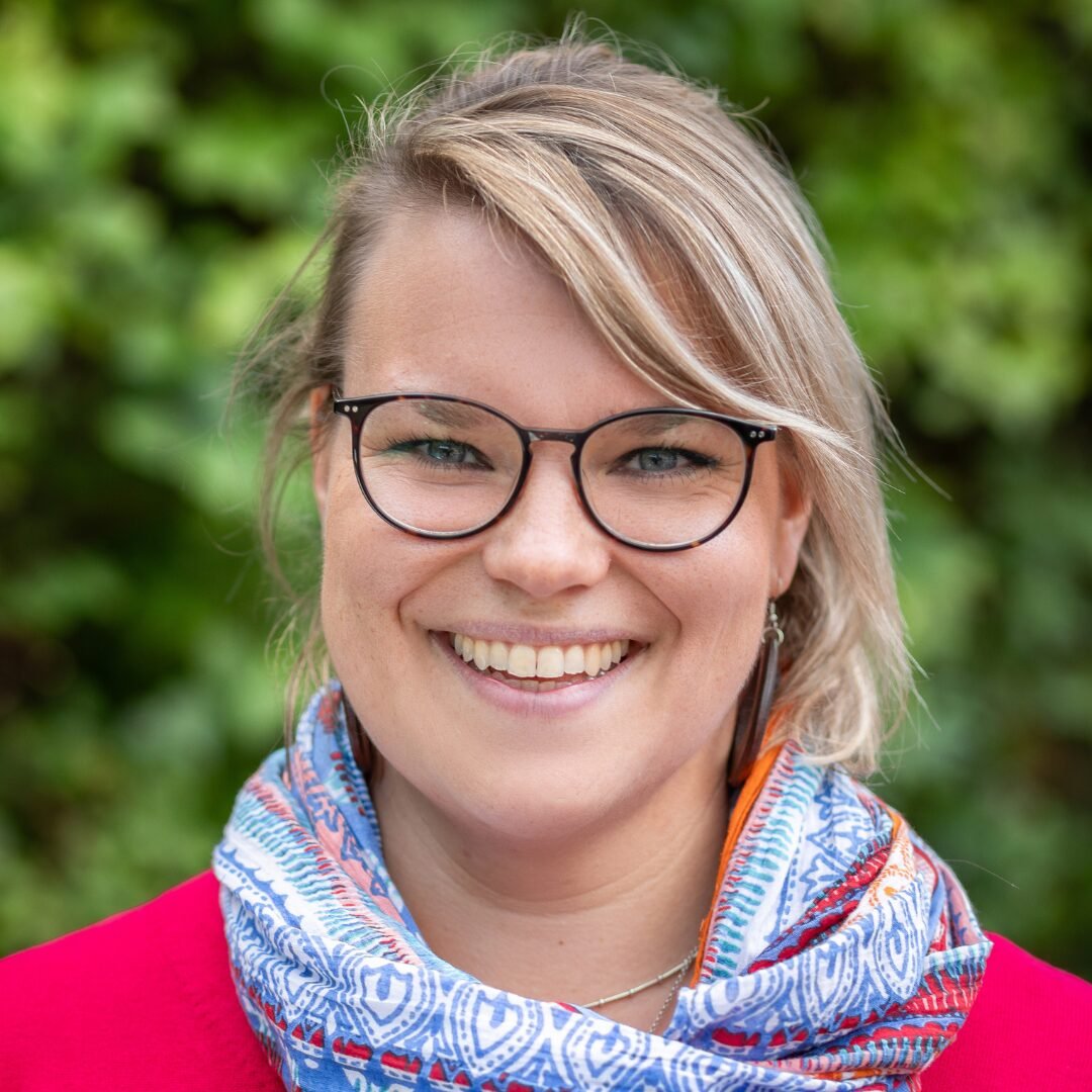 zeigt die Lehrerin Frau Schulz der Lukas-Backmeister-Schule.