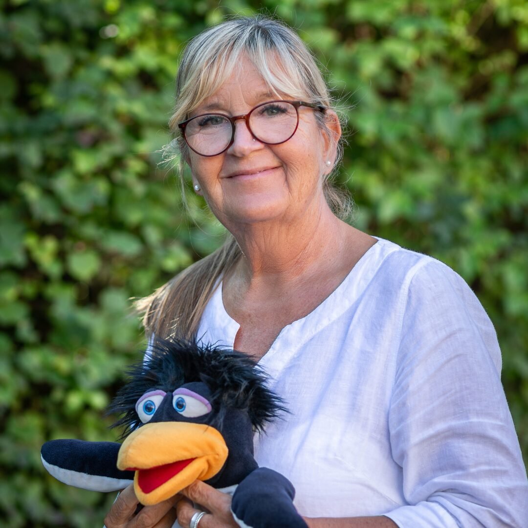 zeigt die Lehrerin Frau Berndt der Lukas-Backmeister-Schule.