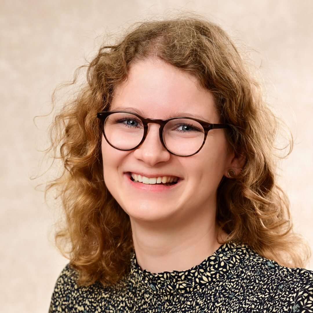 zeigt die Lehrerin Frau Krull der Lukas-Backmeister-Schule.