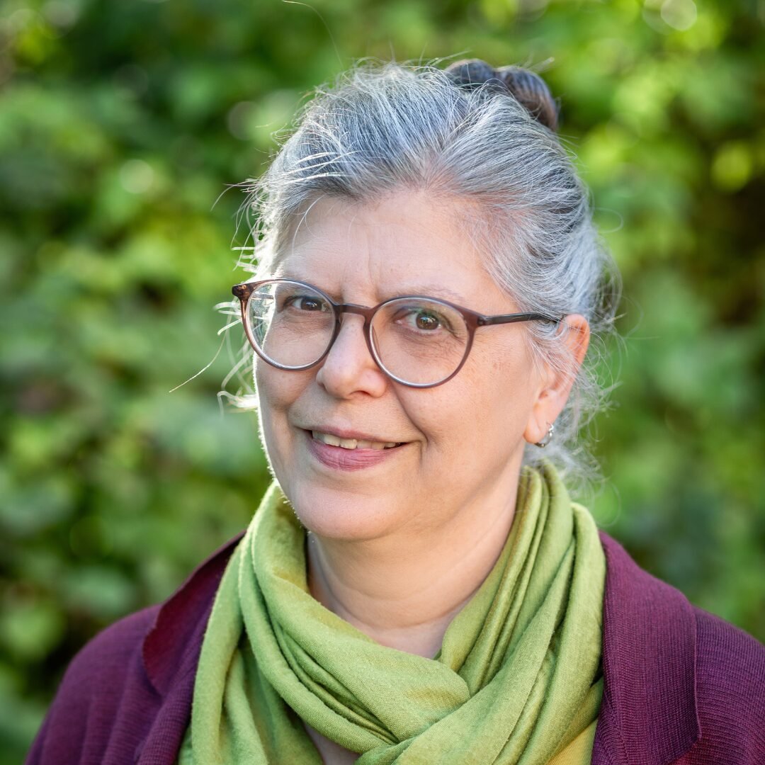 zeigt die Schulleiterin der Lukas-Backmeister-Schule, Frau Salooja.