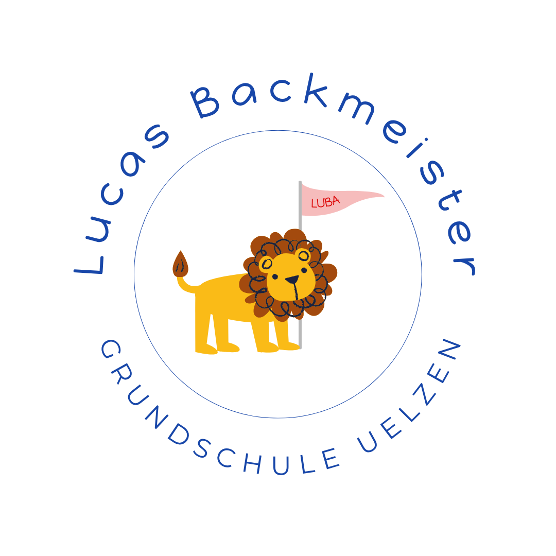 zeigt das comic-artige Maskottchen der Lukas-Backmeister-Schule, einen gelben Löwen, zeigt ein Logo, drumherum steht Lukas-Backmeister-Grundschule Uelzen.